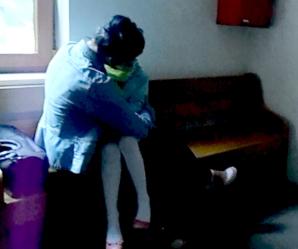 Matka przerwała leczenie psychiatryczne i ukrywa dziecko przed rodziną. A sąd w Żaganiu robi sobie wakacje! (video)