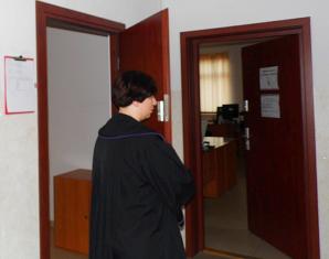 Matka przerwała leczenie psychiatryczne i ukrywa dziecko przed rodziną. A sąd w Żaganiu robi sobie wakacje! (video)
