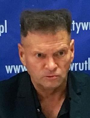[VIDEO] Rutkowski: Mateusz Leszczyński został zabity dwoma lub trzema paralizatorami. Ich przytknięcie do głowy i szyi wywołało paraliż i uduszenie. Dlaczego Akademia Medyczna we Wrocławiu widząc charakterystyczne, głębokie i przypalone ślady, to ukryła?