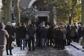 [VIDEO] Tłumy pożegnały Piotra Wawrzynowicza. Urna z prochami bestialsko zamordowanego studenta prawa spoczęła na cmentarzu w Świnoujściu