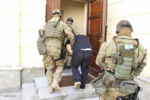 [VIDEO] Uciekł z warszawskiego szpitala. Odbili go znajomi? Wpadł w hotelu w Gdańsku! 