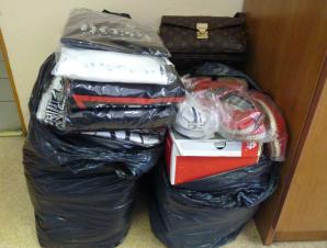 Płońsk: Policjanci zabezpieczyli podrabianą odzież. Sprzedawcy grozi kara 5 lat więzienia