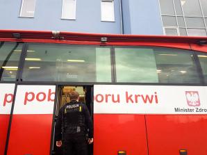 Przed nowosolską komendą polała się krew - w szczytnym celu