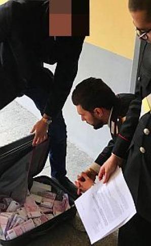 Qui reconnaît les escrocs qui ont soutiré des Bitcoins aux Polonais, en payant avec des faux billets de 500 euros ? L’affaire a été dénoncée aux Carabinieri italiens et la recherche des malfaiteurs est commencée par les agents de l’Agence de Dét. Rutkowski