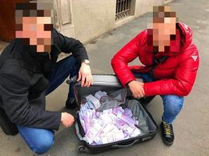 Qui reconnaît les escrocs qui ont soutiré des Bitcoins aux Polonais, en payant avec des faux billets de 500 euros ? L’affaire a été dénoncée aux Carabinieri italiens et la recherche des malfaiteurs est commencée par les agents de l’Agence de Dét. Rutkowski