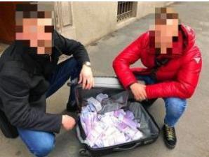 Chi conosce i truffatori visti nella video? Questi uomini hanno carpito i Bitcoin, pagando con le banconote false da 500 Euro! Questo delitto e' stato denunciato ai Carabinieri. Ricercato hanno cominciato anche gli agenti dall'Ufficio Rutkowski!