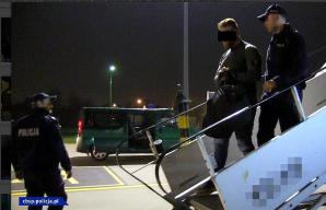 W policyjnej eskorcie do kraju przyleciał z Włoch Paweł M. ps. 