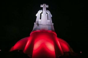 Budowle na świecie rozświetlone na biało-czerwono