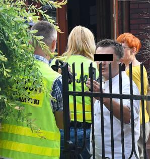 [VIDEO] Herszt grupy porywającej dzieci w Polsce Sebastian J. zakuty w kajdany i zatrzymany! Skuteczna akcja Kuratora Sądowego, Biura Rutkowski, Policji, Prokuratur, Sądów, Straży Pożarnej k. Koszalina. RUTKOWSKI: Trwają poszukiwania 2 dzieci!