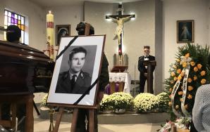 [VIDEO] Serce z chmur nad grobem rodziców Krzysztofa Rutkowskiego! Na koniec dzisiejszego pogrzebu ojca - Jerzego Rutkowskiego