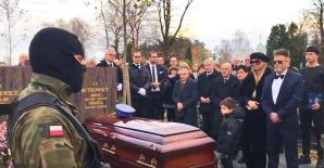 [VIDEO] Serce z chmur nad grobem rodziców Krzysztofa Rutkowskiego! Na koniec dzisiejszego pogrzebu ojca - Jerzego Rutkowskiego