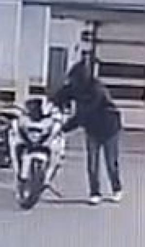 Rutkowski we Wrocławiu: Oto złodziej Harleya Davidsona oraz luksusowego motocykla marki Suzuki ze złotymi felgami! Kto go rozpoznaje?!