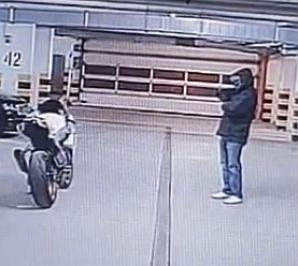 Rutkowski we Wrocławiu: Oto złodziej Harleya Davidsona oraz luksusowego motocykla marki Suzuki ze złotymi felgami! Kto go rozpoznaje?!
