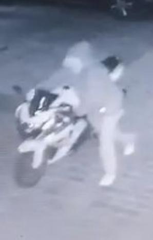 Rutkowski we Wrocławiu: Oto złodziej Harleya Davidsona oraz luksusowego motocykla marki Suzuki ze złotymi felgami! Kto go rozpoznaje?!