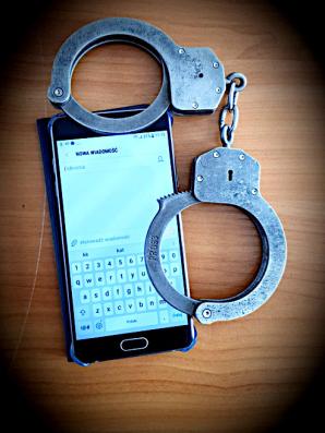 Miała dopłacić tylko 1,49 zł do kosztów doręczenia przesyłki, a straciła 10 000 zł. Uważajcie na sms-y!