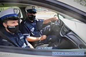 Rodzina zapomniała zabrać seniora z parkingu. Pomogli policjanci z drogówki