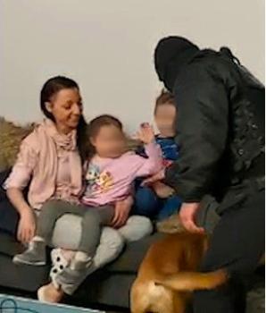 [VIDEO] Wielki triumf RUTKOWSKIEGO! Dzieci, po 2,5-miesiąca porwania i zniewolenia, wróciły do mamy! Homoseksualista-porywacz i jego „żołnierze” ośmieszeni!