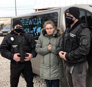 [VIDEO] Ojciec uparcie więzi 4-latkę oddzielając ją od rodzeństwa. Dziś policja przesłuchuje naszego Redaktora Naczelnego ws. zastraszania matki przez szefową sądowego OZSS. I matkę - ofiarę podrabianych przez Roberta M. faktur na szkodę Skarbu Państwa!