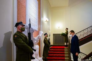 Premier Mateusz Morawiecki uczcił pamięć ofiar w 11. rocznicę tragedii smoleńskiej