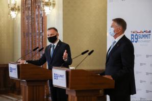 [VIDEO] Prezydent Andrzej Duda, prezydent USA i szef NATO na Szczycie B9 w Bukareszcie