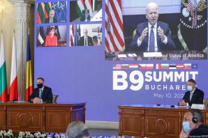 [VIDEO] Prezydent Andrzej Duda, prezydent USA i szef NATO na Szczycie B9 w Bukareszcie