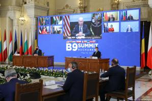 [VIDEO] Prezydent Andrzej Duda, prezydent USA i szef NATO na Szczycie B9 w Bukareszcie