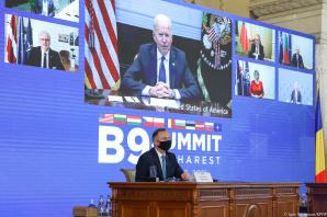 [VIDEO] Prezydent Andrzej Duda, prezydent USA i szef NATO na Szczycie B9 w Bukareszcie