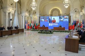 [VIDEO] Prezydent Andrzej Duda, prezydent USA i szef NATO na Szczycie B9 w Bukareszcie