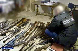 [VIDEO]  Potężne uderzenie w nielegalny rynek broni – 63 osoby podejrzane i zlikwidowane „arsenały”. Nielegalny towar był przemycany do Polski z Europy Zachodniej oraz Czech 