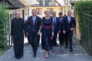 [VIDEO] Odsłonięcie tablicy upamiętniającej śp. Marię i Lecha Kaczyńskich