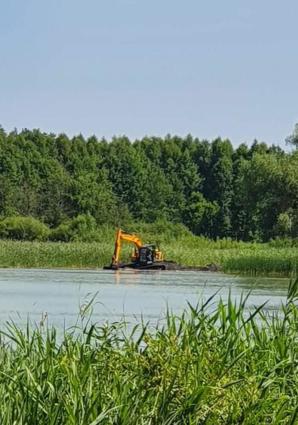 [VIDEO] Polityk Andrzej Kurzątkowski dewastuje przyrodę i teren gminy. Bez pozwolenia i bezkarnie