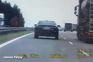 [VIDEO] Pirat drogowy zatrzymany po pościgu. Pędził nawet 250 km/h