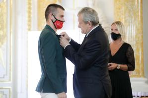Wicepremier prof. Piotr Gliński wręczył złote odznaki „Za zasługi dla Sportu” medalistom igrzysk olimpijskich i paraolimpijskich w Tokio