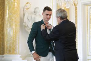 Wicepremier prof. Piotr Gliński wręczył złote odznaki „Za zasługi dla Sportu” medalistom igrzysk olimpijskich i paraolimpijskich w Tokio