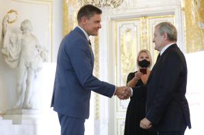 Wicepremier prof. Piotr Gliński wręczył złote odznaki „Za zasługi dla Sportu” medalistom igrzysk olimpijskich i paraolimpijskich w Tokio