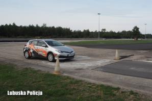 [VIDEO] Pod okiem profesjonalistów lubuscy i niemieccy policjanci doskonalili umiejętności kontrolowania poślizgów