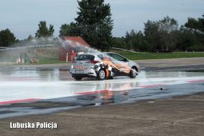 [VIDEO] Pod okiem profesjonalistów lubuscy i niemieccy policjanci doskonalili umiejętności kontrolowania poślizgów