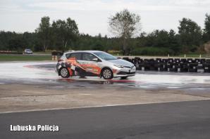 [VIDEO] Pod okiem profesjonalistów lubuscy i niemieccy policjanci doskonalili umiejętności kontrolowania poślizgów