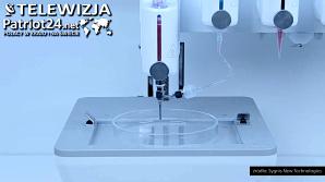 [VIDEO] Biodruk 3D może zrewolucjonizować badania kliniczne i transplantologię. Zespół nanoinżynierów z Uniwersytetu Kalifornijskiego w San Diego zaprojektował niedawno biodrukarkę 3D, która w ciągu 30 minut może wypełnić 96-dołkową płytkę wysoce powtarzal