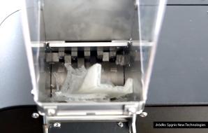 [VIDEO] Biodruk 3D może zrewolucjonizować badania kliniczne i transplantologię. Zespół nanoinżynierów z Uniwersytetu Kalifornijskiego w San Diego zaprojektował niedawno biodrukarkę 3D, która w ciągu 30 minut może wypełnić 96-dołkową płytkę wysoce powtarzal