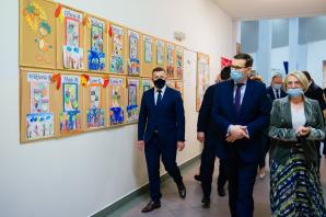 Premier Mateusz Morawiecki odwiedził szkołę podstawową im. Kardynała Stefana Wyszyńskiego w Kryspinowie