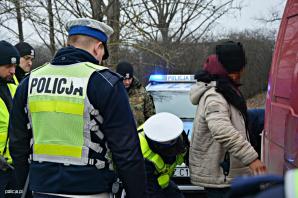 Policjanci z drogówki zatrzymali busa na niemieckich tablicach z nielegalnymi imigrantami z Syrii i Jemenu. Jechał od granicy z Litwą