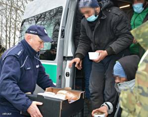 Policjanci z drogówki zatrzymali busa na niemieckich tablicach z nielegalnymi imigrantami z Syrii i Jemenu. Jechał od granicy z Litwą