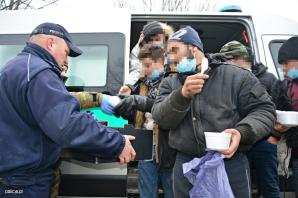 Policjanci z drogówki zatrzymali busa na niemieckich tablicach z nielegalnymi imigrantami z Syrii i Jemenu. Jechał od granicy z Litwą