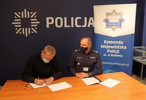 Mazowieccy policjanci przekazali broń do muzeum