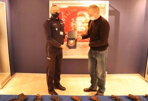 Mazowieccy policjanci przekazali broń do muzeum