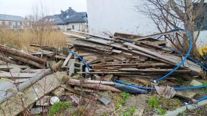 [VIDEO] Nielegalne składowisko śmieci na środku osiedla w podwrocławskim Smolcu! Zagrożenie zdrowia i życia a służby bezradne!