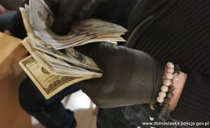 [VIDEO] Uderzenie wrocławskich policjantów w przestępczość korupcyjną nie tylko na Dolnym Śląsku. Zatrzymano już 21 osób...