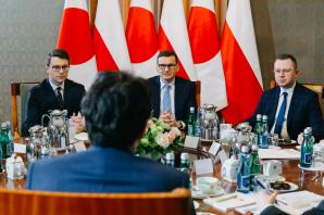 Rozmowa premiera z ministrem spraw zagranicznych Japonii o pomocy humanitarnej dla Ukrainy
