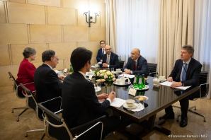 Minister Zbigniew Rau rozmawiał z Dyrektorem Generalnym Organizacji ds. Zakazu Broni Chemicznej. Omówił konsekwencje rosyjskiej agresji na Ukrainę